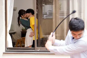 Dí người yêu của anh trai từ phía sau khi tình cờ nhìn thấy chị ấy thủ dâm trong chuyến về quê