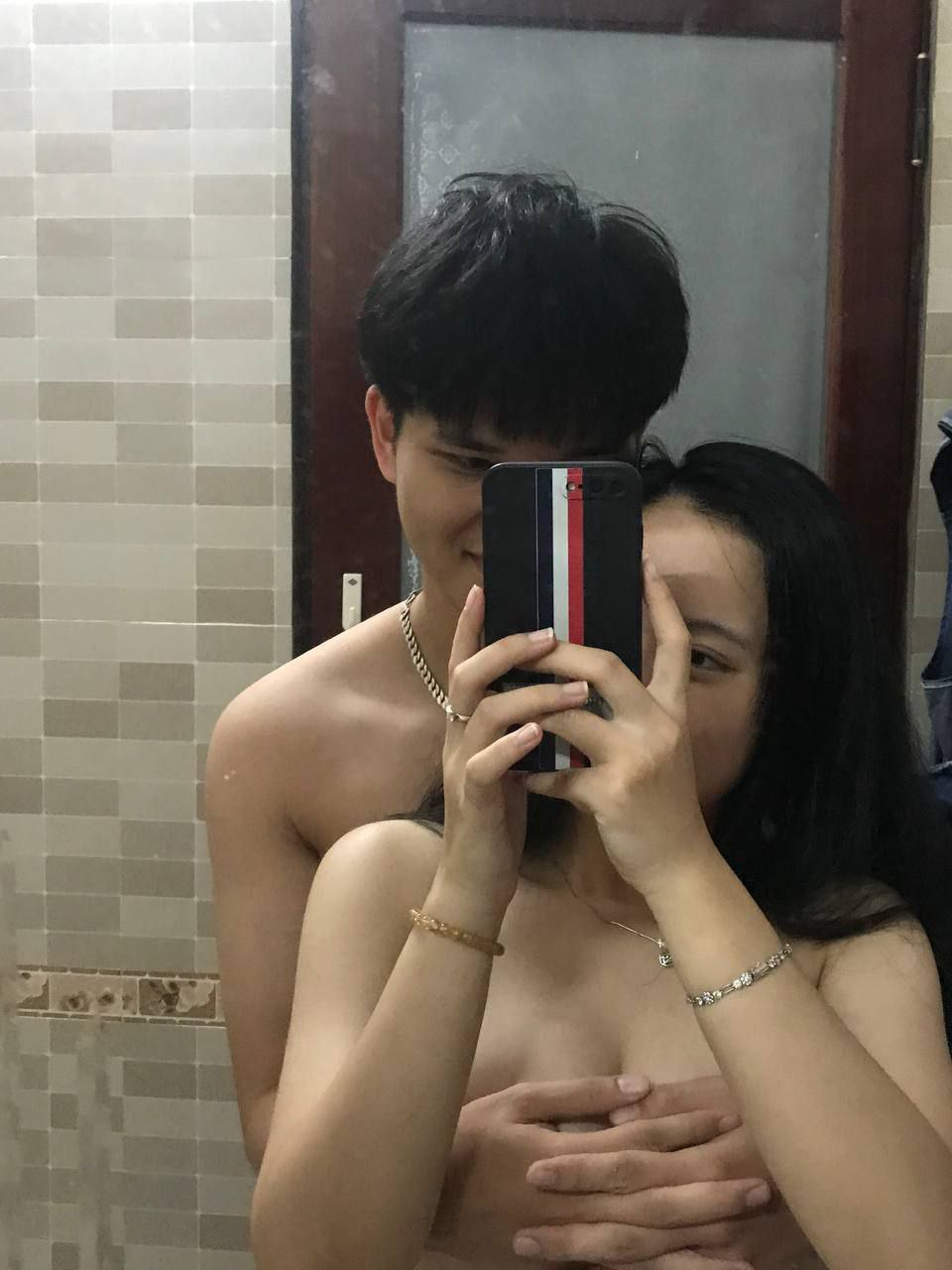 Nhờ em gái xinh xắn vệ sinh đầu cặc